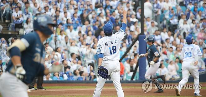 '오늘은 1승' (대구=연합뉴스) 김현태 기자 = 7일 대구 삼성라이온즈파크에서 열린 2025 KBO 포스트시즌 와일드카드 2차전 삼성 라이온즈와 NC 다이노스의 경기. 삼성 선발투수 원태인이 4회 초 NC 오영수의 높이 뜬 타구를 가리키고 있다. 2025.10.7 mtkht@yna.co.kr