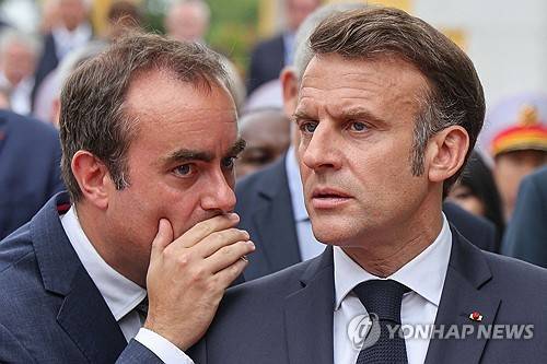 사임한 세바스티앵 르코르뉘 총리와 마크롱 대통령 [AFP 연합뉴스 자료사진. 재판매 및 DB 금지]