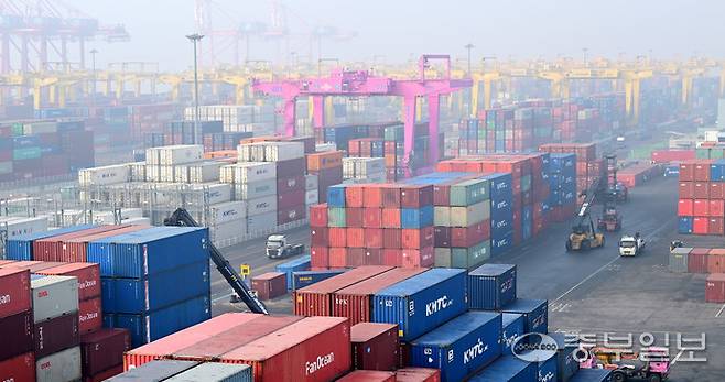 인천시 연수구 인천신항 컨테이너 터미널에 수출 대기중인 컨테이너들이 쌓여 있다. 중부포토DB