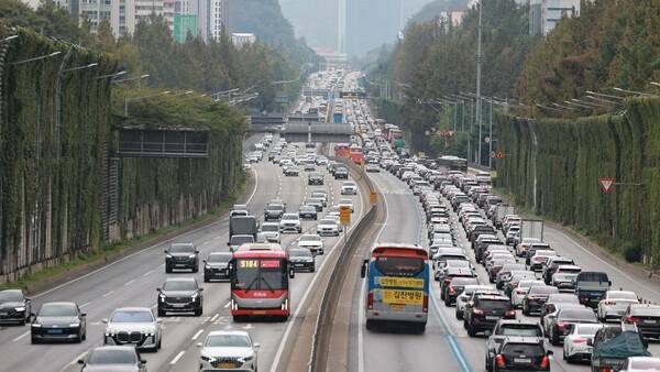 추석 연휴 첫날 귀성 행렬. 연합뉴스