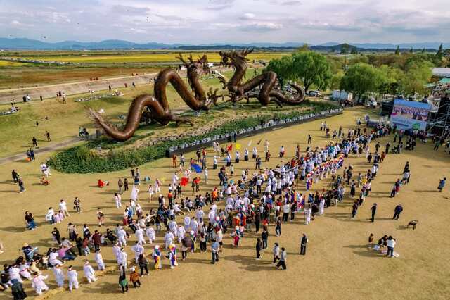 국내 최고의 농경문화 체험축제인 '제27회 지평선축제'가 벽골제 일원에서 막을 올렸다. 사진은 지난해 열린 지평선축제.