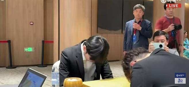 신진서 9단과 랴오위안허 9단이 대국에 앞서 인사를 하고 있다.(사진 바둑TV 캡처)