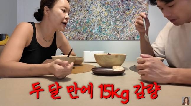 정석원이 15kg 감량 당시 먹었던 다이어트 음식을 만들어 아내 백지영과 먹고 있다. 사진=백지영 유튜브 캡처