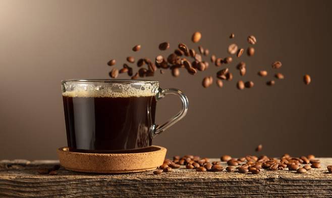 블랙커피 속의 클로로겐산 등 항산화 성분이 혈당 조절에 기여한다. 사진=게티이미지뱅크