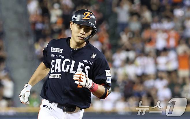 22일 서울 송파구 잠실야구장에서 열린 프로야구 '2025 신한 SOL뱅크 KBO 리그' 한화 이글스와 두산 베어스의 경기, 한화 심우준이 9회초 2사 솔로홈런을 터뜨린 후 그라운드를 돌고 있다. 2025.7.22/뉴스1 ⓒ News1 김성진 기자