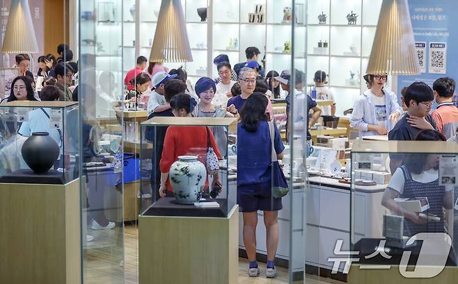 서울 용산구 국립중앙박물관 공식 굿즈 매장 '뮷즈샵'이 관람객들로 붐비고 있다. 2025.8.3/뉴스1 ⓒ News1 민경석 기자