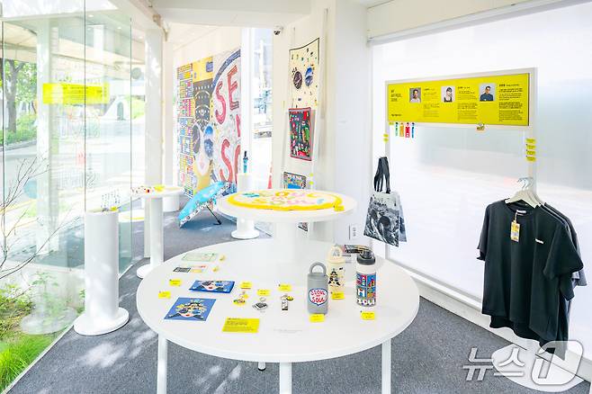 '서울, 작품이 되다' 서울굿즈 아트콜라보 팝업스토어 내부에 전시되어있는 서울굿즈 아티스트 콜라보 굿즈(서울관광재단 제공)