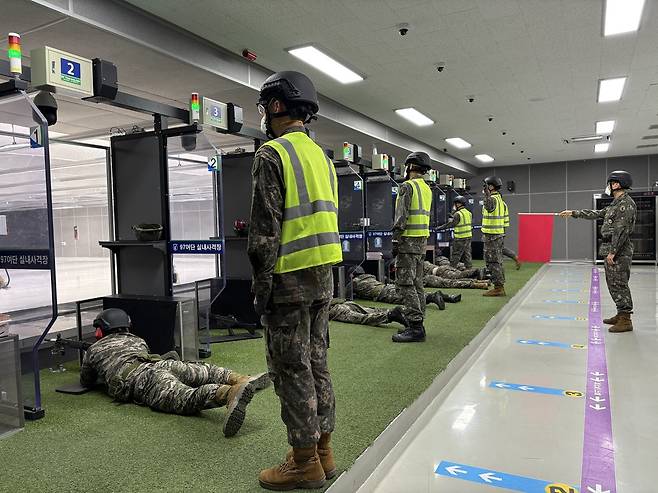 예비군들이 실내 사격장에서 개인화기 실사격 훈련을 진행하며 사격술을 연마하고 있다.(육군 2작전사 제공)