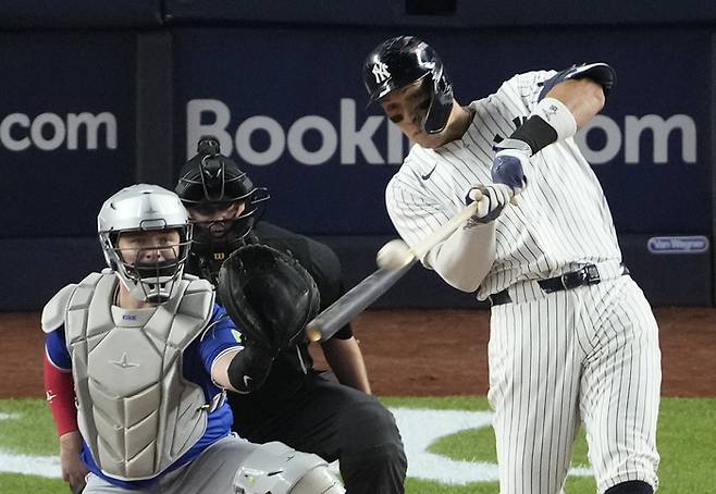 양키스 애런 저지가 8일 미국 뉴욕주 양키스타디움에서 열린 2025 ML 아메리칸리그 ALDS 토론토와 3차전에서 4회말 동점 3점 홈런을 치고 있다. 사진 | 뉴욕=AP연합뉴스