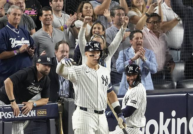 양키스 애런 저지가 8일 미국 뉴욕주 양키스타디움에서 열린 2025 ML 아메리칸리그 ALDS 토론토와 3차전에서 5회말 터진 오스틴 웰스의 적시타에 기뻐하고 있다. 사진 | 뉴욕=AP연합뉴스