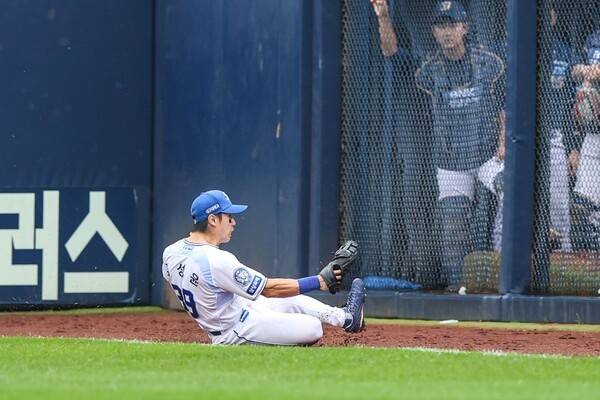김성윤이 지난 7일 대구 라이온즈 파크에서 열린 2025 신한 SOL뱅크 KBO리그 포스트시즌 와일드카드 2차전&nbsp; NC다이노스와 경기에서 호수비를 펼쳤다. 사진 | 삼성 라이온즈