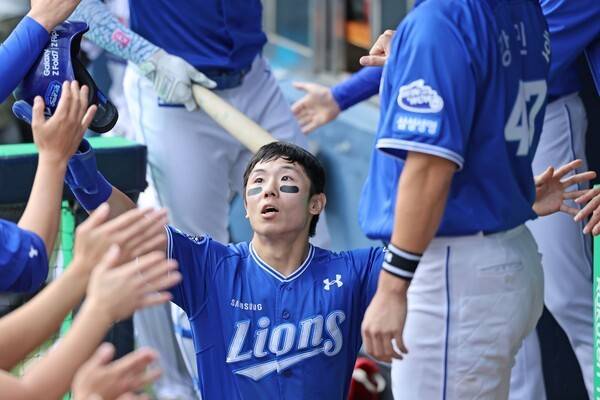 김성윤이 지난 9월 20일 잠실 야구장에서 열린 경기에서 득점 후 세리머니를 펼치고 있다. 사진 | 삼성 라이온즈