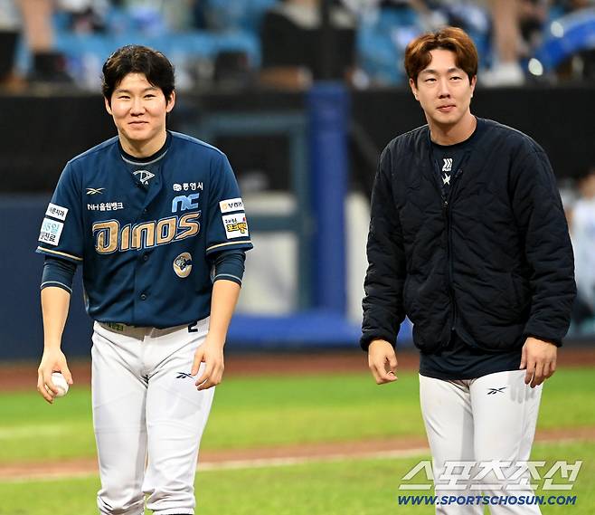 6일 대구 삼성라이온즈파크에서 열린 NC와 삼성의 와일드카드 1차전, NC가 4대1로 승리했다. 박민우와 박건우가 팬들에게 인사하고 있다. 대구=허상욱 기자wook@sportschosun.com/2025.10.06/