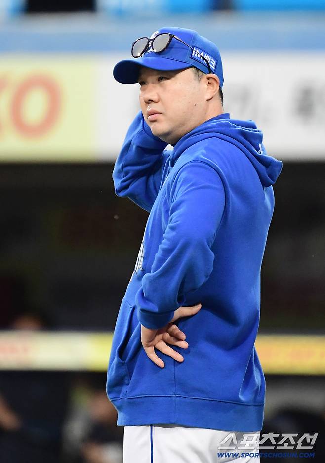 7일 대구 삼성라이온즈파크에서 열린 NC와 삼성의 와일드카드 2차전. 삼성이 NC에 승리하며 준PO에 진출했다. 선수들 지켜보는 박진만 감독. 대구=송정헌 기자songs@sportschosun.com/2025.10.07/