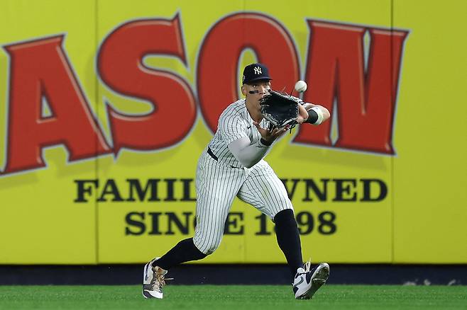 양키스 우익수 애런 저지가 6회초 수비때 안드레스 히메네스의 라인드라이브를 잡아내고 있다. AFP연합뉴스