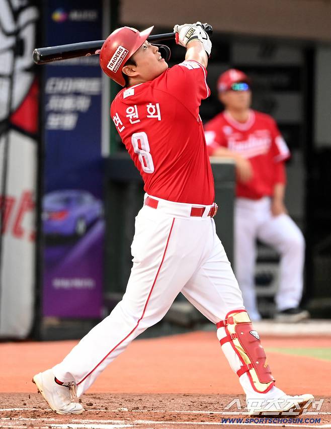 8일 부산 사직야구장에서 열린 SSG와 롯데의 경기, SSG 현원회가 타격을 하고 있다. 부산=허상욱 기자wook@sportschosun.com/2025.08.08/