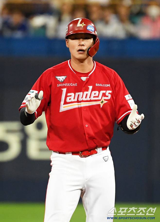 11일 대구 라이온즈파크에서 열린 삼성 라이온즈와 SSG 랜더스의 경기. 6회초 1사 1,2루 SSG 류효승이 적시타를 날린 뒤 환호하고 있다. 대구=박재만 기자 pjm@sportschosun.com/2025.09.11/