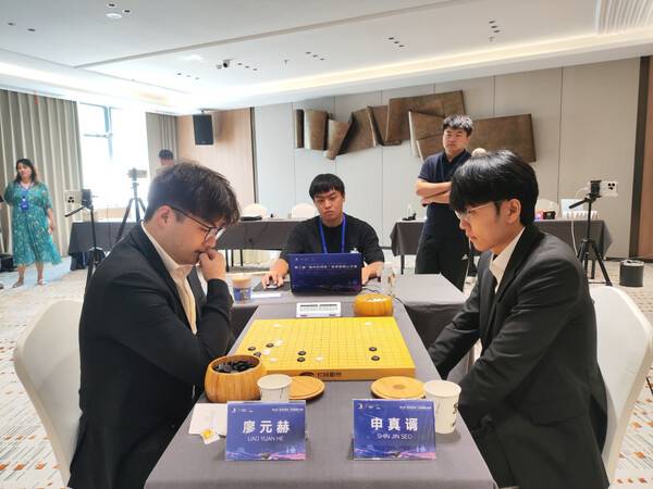 신진서(오른쪽). ⓒ한국기원