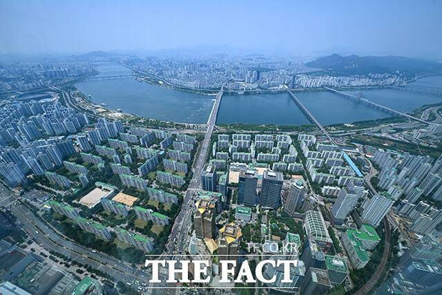 서울 강남의 집값이 극심한 불안 조짐을 보인다고 말하는 전문가 누구도 평택이나 오산이나 파주나 시흥이나 수원의 아파트 가격이 고점 대비 40% 가까이 폭락한 사실은 말하지 않는다. 강남 집값은 계속 오를 수밖에 없다고 말하는 그들은 왜 10여 년 전 ‘압구정 현대아파트’를 매입하지 않았을까./더팩트 DB