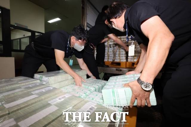 추석 연휴을 앞두고 고금리 통장을 찾는 '예테크족'과 '금리노마드족'이 움직임이 활발하다. /사진공동취재단