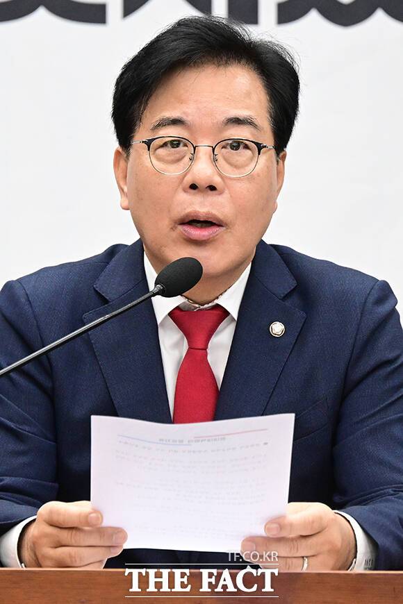 송언석 국민의힘 원내대표는 李대통령 부부의 '냉장고를 부탁해' 출연과 관련해 "국가적 재난 앞에서 이 대통령의 대응 매뉴얼은 먹방과 예능 출연이냐. 이것이 과연 정상적인 국가의 모습이냐"라고 비판했다. /남윤호 기자