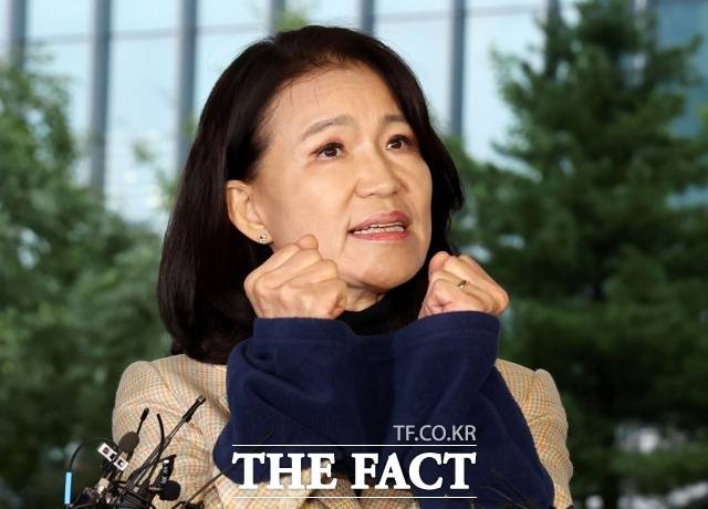 서울남부지법은 4일 오후 3시 이진숙 전 방송통신위원장이 청구한 체포적부심사 심문기일을 연다고 3일 밝혔다. 사진은 공직선거법·국가공무원법 위반 등 혐의로 체포된 이진숙 전 방송통신위원장이 2일 서울 영등포경찰서로 압송돼 입장을 밝히고 있는 모습./뉴시스