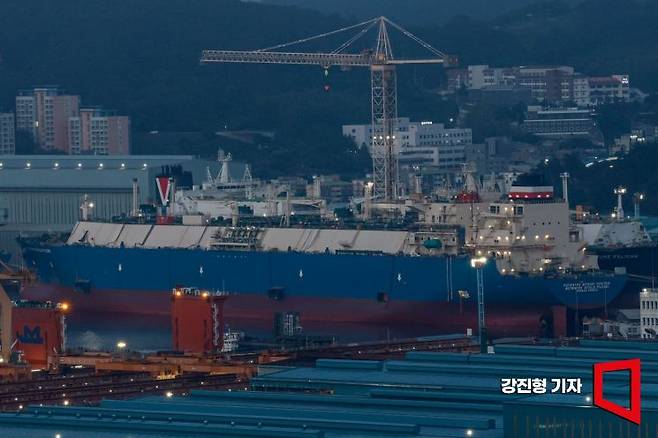 한화오션 경남 거제 옥포조선소 야드 도크에서 액화천연가스(LNG) 운반선이 불을 밝힌 채 건조 작업이 이어지고 있다. 강진형 기자