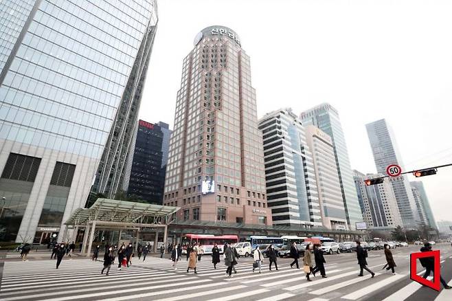 출근길 시민들이 서울 여의도 증권가를 거닐고 있다. 아시아경제DB
