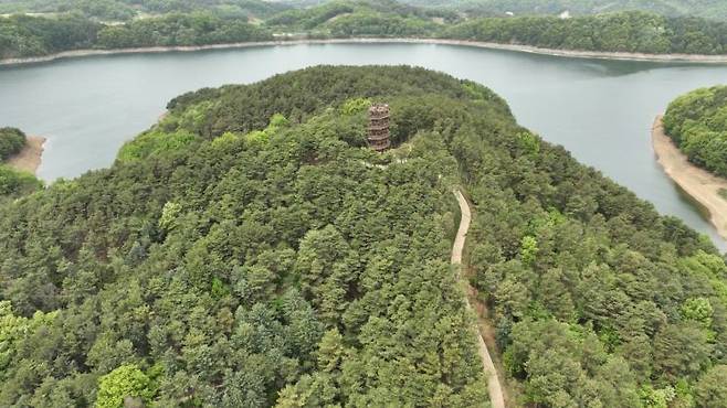 청남대를 둘러싼 호수와 제1전망대 전경. 전망대는 645개의 계단을 올라야 정상에 오를 수 있다. 트래블팀 제공
