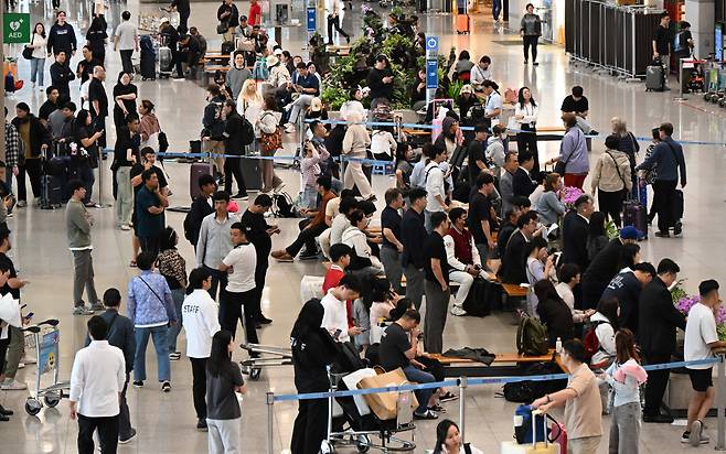 중국인 단체 관광객에 대한 무비자 입국 시행 첫날인 지난달 29일 인천국제공항 제1터미널 입국장으로 중국인 관광객들이 입국하고 있다. /뉴스1