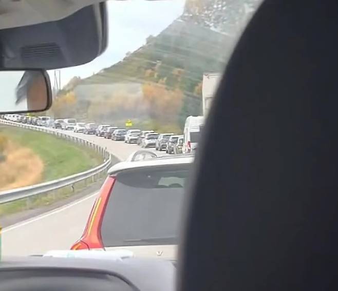 인구가 약 2만여명에 불과한 노르웨이 북부 로포텐 제도에 중국인 관광객이 대거 몰려 교통 체증이 발생한 모습. /극목신문