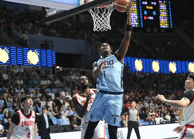 고양 소노의 네이던 나이트가 8일 열린 서울 SK와의 프로농구 홈 경기에서 골밑 슛을 시도하고 있다. /KBL