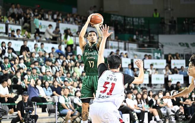 원주 DB의 이선 알바노가 8일 안양 정관장과의 홈 경기에서 슈팅을 하는 모습. /KBL