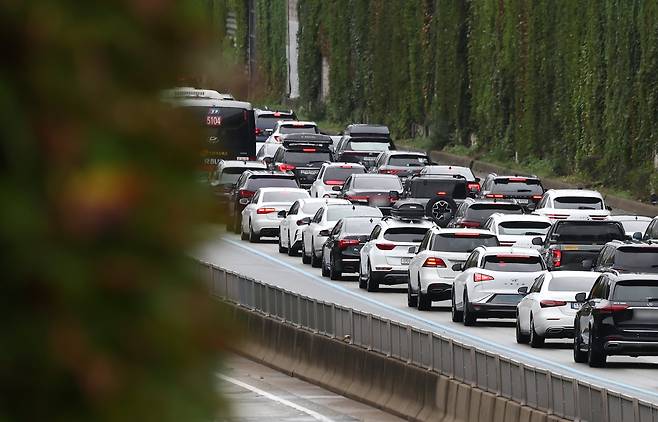 추석 다음 날인 7일 서울 서초구 잠원IC 인근 경부고속도로 하행선 방향 차량들이 서행하고 있다. /뉴스1
