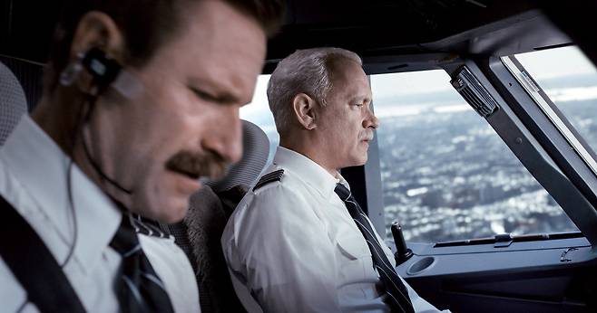 실화를 바탕으로 한 영화 ‘허드슨강의 기적’의 한 장면. 주인공인 설리 기장(톰 행크스)은 비행기를 강에 내릴 때까지 끊임없이 부기장과 의견을 교환합니다. 출처 영화 화면 캡처