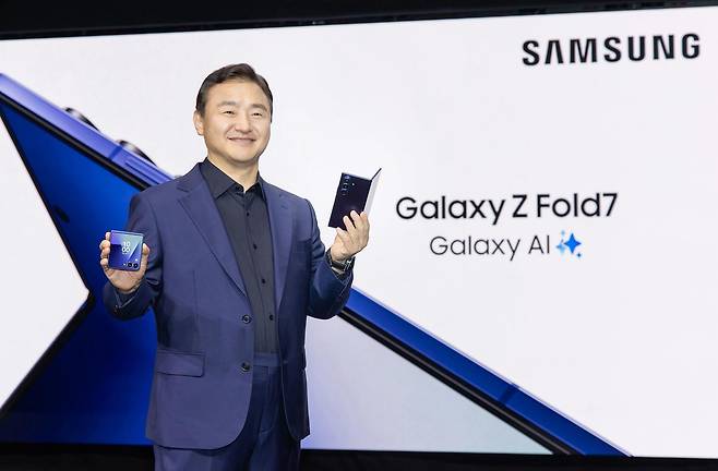 노태문 삼성전자 디바이스경험(DX)부문장 직무대행이 7월 미국 뉴욕에서 갤럭시 Z 폴드7(오른쪽)과 갤럭시 Z 플립7(왼쪽)을 공개하고 있다. 삼성전자 제공