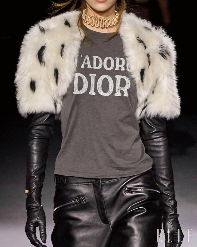 존 갈리아노 시절, 디올의 상징적 문구였던 ‘J’ADORE DIOR’를 부활시킨 2025 F/W 시즌 디올.