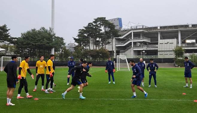 지난 6일 고양종합운동장 보조구장에서 축구대표팀 선수들이 훈련을 하고 있다. 연합뉴스