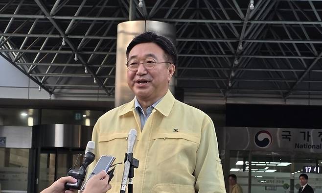 윤호중 행정안전부 장관이 8일 오후 늦게 국가정보자원관리원을 찾아 명절 연휴에도 복구 작업 중인 직원과 작업자들을 격려한 뒤 기자들의 질문에 답하고 있다. 최예린 기자