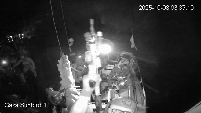 2025년 10월8일 새벽 팔레스타인 가자지구 220㎞ 떨어진 공해상에서 천개의 마들린호 선단의 선버드호가 이스라엘군에 나포돼 카메라가 파괴되기 직전 상황을 촬영한 폐회로텔레비전 영상. 자유함대연합 제공