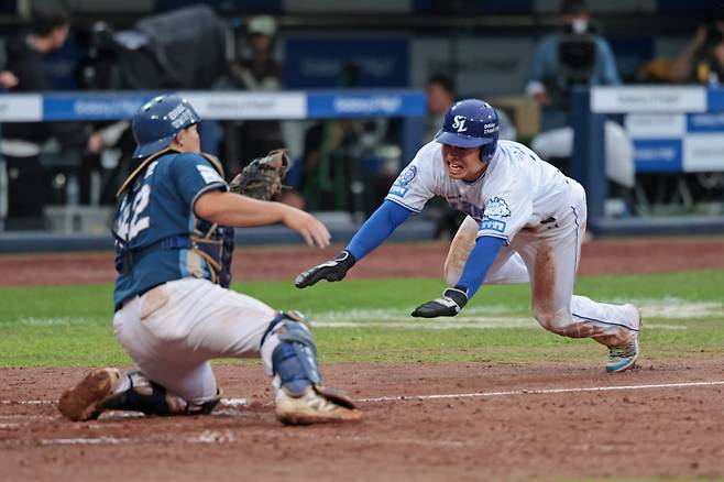 7일 와일드카드 결정전 2차전에서 희생플라이에 홈으로 쇄도하는 김헌곤. 삼성 제공