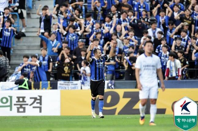 인천 유나이티드 무고사가 8일 인천축구전용경기장에서 열린 수원 삼성전에서 선제골을 넣은 뒤 기뻐하고 있다. 사진=한국프로축구연맹 제공
