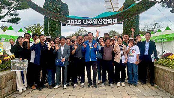 윤병태 시장(가운데)이 ‘2025 나주영산강축제’ 개막을 하루 앞두고 관계 공직자들과 현장 최종 점검에 나섰다. [사진=나주시]