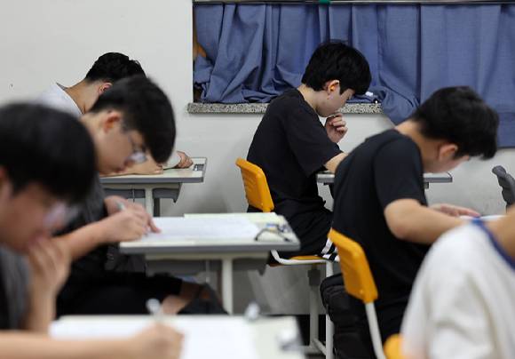 전국연합학력평가 치르는 학생들. [사진=연합뉴스 자료사진]