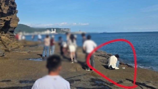 용머리해안 인근에서 문제가 된 장면이 촬영돼 논란이 일고 있다. (온라인 커뮤니티 캡처)