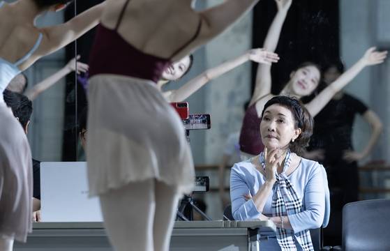 김선희 한예종 명예교수가 지난달 22일 서울 서초동 한국예술종합학교 무용원 연습실에서 열린 '인어공주' 리허설을 지휘하고 있다. 2001년 초연한 '인어공주'는 박세은, 최영규, 한서혜, 최지영, 전준혁, 김기민, 전민철 등 세계적인 무용수들이 거쳐갔다. 권혁재 기자.