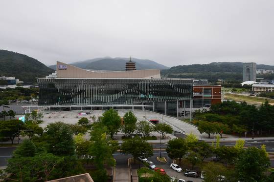 지난달 24일 APEC 정상회의장인 경북 경주시 화백컨밴션센터에서 회의장과 국제미디어센터 등에 대한 시설 마무리 공사가 한창이다. 뉴스1