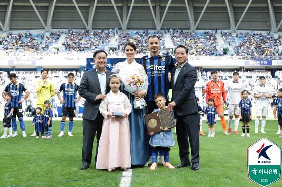 프로축구 인천 유나이티드 공격수 스테판 무고사(가운데)가 수원삼성전에 앞서 인천광역시로부터 명예 시민증을 받고 있다. 사진 프로축구연맹