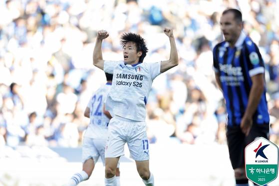 인천 유나이티드를 상대로 동점 골을 터뜨린 뒤 환호하는 수원 삼성 이민혁. 사진 프로축구연맹