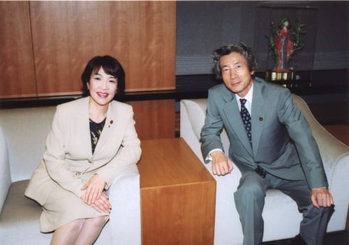 다카이치 사나에 새 자민당 총재가 초선의원시절 고이즈미 준이치로 당시 총리와 함께 있는 모습.출처 다카이치 홈페이지.